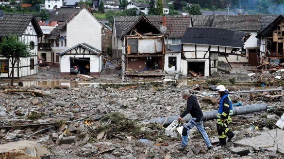 Gewaltige Wassermassen walzen ganze Ortschaften nieder - Bilder wie dieses gehen derzeit um die Welt. - &copy; Reuters