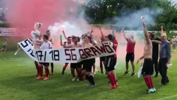 So feierte die Mannschaft der SG Brakelsiek/W&ouml;bbel den Aufstieg. - &copy; Screenshot: LZ