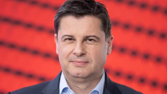 - &copy; Boris Roessler/dpa