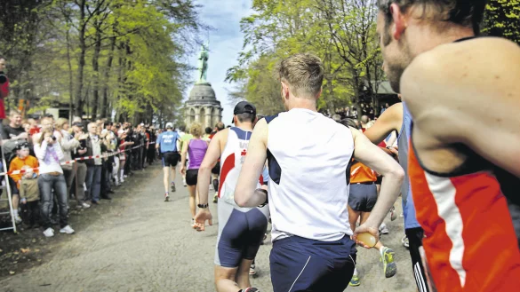 Auf in den Kampf: Mit Blick auf das Hermannsdenkmal, das an den Cheruskerf&uuml;rsten Arminius und die Schlacht im Teutoburger Wald erinnern soll, starten die Hermannsl&auml;ufer traditionell auf die 31,1 Kilometer voller Schmerzen, Leiden und Freude. - &copy; Sarah Jonek
