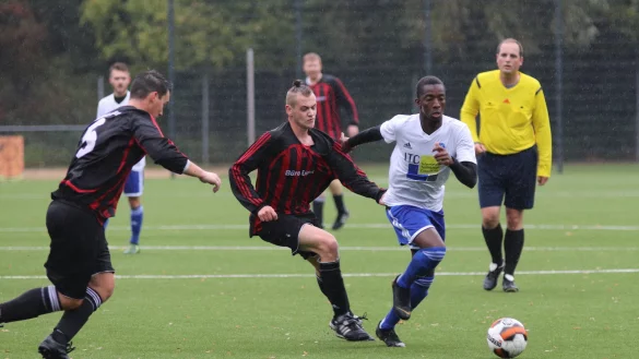 Selbst durch das Trikotziehen von Marcel Gnadt (SV Diestelbruch-Mosebeck) ist Fortunen-St&uuml;rmer Mamadou Diallo kaum aufzuhalten. Patrick Hoffmann kommt zur Unterst&uuml;tzung. - &copy; Kai Hahn