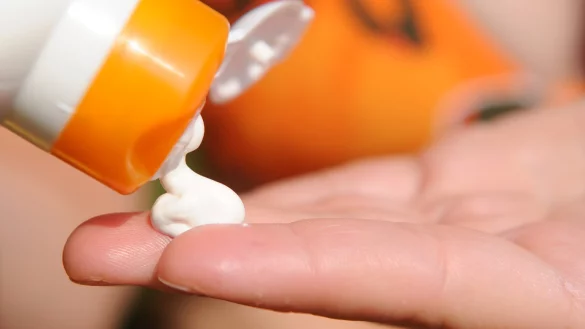 Sonnenschutz muss nicht teuer sein - &copy; Foto: Caroline Seidel/dpa