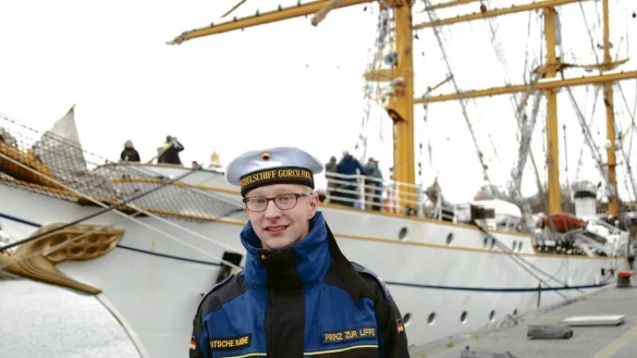 Mit passendem Namensschild: Der 19-jährige Bernhard Prinz zur Lippe steht im Kieler Hafen vor der "Gorch Fock", seinem aktuellen Arbeitsplatz. - © Björn Stähler