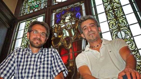 Richter Christian von Borries (links) und Sozialarbeiter Ismet Cakmak besuchen regelm&auml;&szlig;ig die Internationalen Klassen in Bad Salzuflen. - &copy; Bernhard Preuss