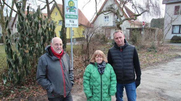 Hartmut Baack (von links), Kita-Leiterin Gerlinde Schmidt und Schulleiter Jörg Franks stehen an der neuen Elternhalte an der Ewerbeckstraße in Brake. - © Nadine Uphoff