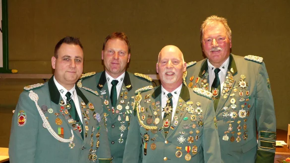 Der scheidende Oberst J&ouml;rg Kleemann (Zweiter von rechts) wird erstmals mit dem gro&szlig;en Bataillonsorden ausgezeichnet. Es gratulierten Vorsitzender Willi D&uuml;wel (rechts), Major Stefan Grote (Zweiter von links) und der stellvertretende Vorsitzende Sven Logermann. - &copy; Rudi Rudolph