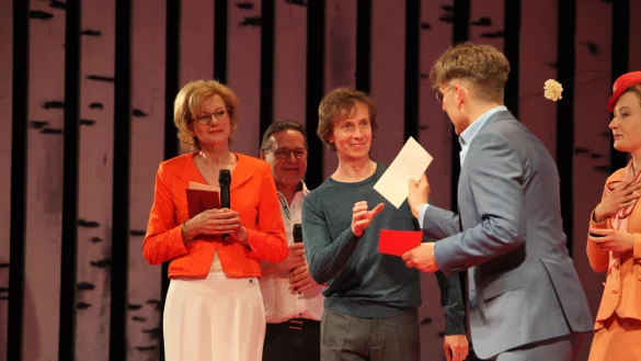 Theaterpreis-Verleihung 2017: Beate Sch&uuml;tz (Theaterfreunde), Ballettdirektor Richard Lowe, Ga&euml;tan Chailly, Chefdramaturg Dr. Christian Katzschmann und Schauspielerin Stephanie Pardula (v.l.) - &copy; Archivfoto: Vera Gerstendorf-Welle