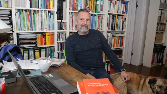 Oliver Arnhold in seinem Arbeitszimmer, der Studiendirektor am Grabbe-Gymnasium ver&ouml;ffentlicht bald sein neues Fachbuch zur Geschichte der evangelischen Kirche in der NS-Zeit. - &copy; Till Sadlowski