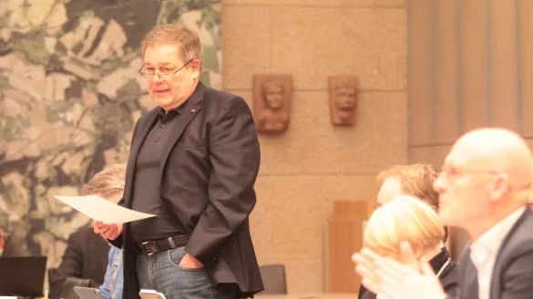 Udo Golabeck verliest seine pers&ouml;nliche Erkl&auml;rung am Montagabend im Stadtrat und erkl&auml;rt damit seinen R&uuml;cktritt vom Fraktionsvorsitz. - &copy; Till Brand