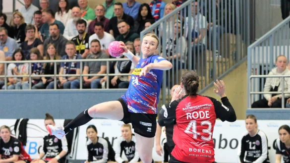 Alle Blicke richten sich auf Blombergs R&uuml;ckraumnspielerin Marie Michalczik, die zum Saisonabschluss F&uuml;nfte der Bundesliga-Torsch&uuml;tzenliste wurde. - &copy; Oliver K&ouml;nig