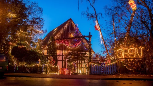 Das Haus der Familie Reibeholz wird bis Weihnachten wieder viele Besucher anlocken, die den Weg in den Blomberger Ortsteil Tintrup antreten. - &copy; Torben Gocke