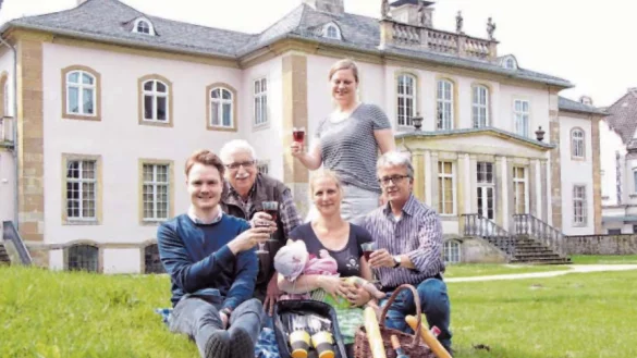 Laden ein: (von links) Patrick Lippek (Stadtmarketing), Jochen Heidbreder (Bürgerverein Schötmar), Stephanie Isenberg mit Tochter Mathilde (Rio Negro), Frauke Borgstede (Stadtmarketing) und Andreas Gronemeier (Evangelische Kirche Schötma - © Katrin Kantelberg