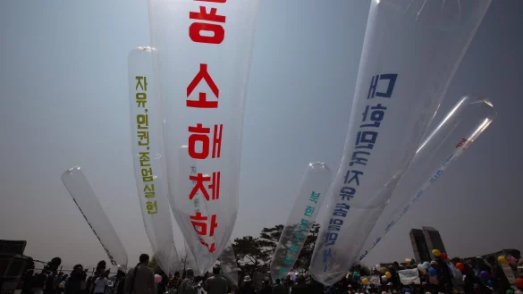 Ballonstart mit Flugbl&auml;ttern an Grenze zu Nordkorea - &copy; Foto: Jeon Heon-Kyun/EPA/dpa