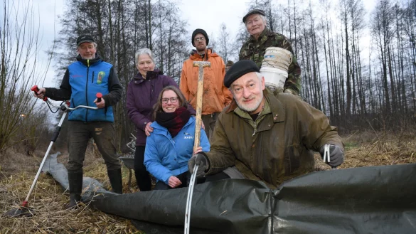 An der Industriestra&szlig;e packen Reinhard Pape (vorn) und (hinten, von links) Bernd M&uuml;hlenmeier, Zaun-Spenderin Margot Fasse, Kim Fasse, Julian M&uuml;hlenmeier und G&uuml;nter Dreier mit an. - &copy; Nicole Ellerbrake