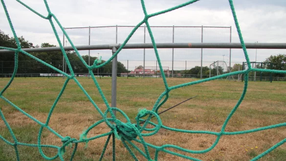 Flickwerk: Die Netze der Tore auf dem &Uuml;bungsplatz am Schlingsbruch werden durch Kabelbinder zusammengehalten. Die Gemeinde will einen F&ouml;rdertopf des Landes anzapfen, um Geld f&uuml;r die Aufwertung des Areals zu bekommen. - &copy; Dieter Asbrock