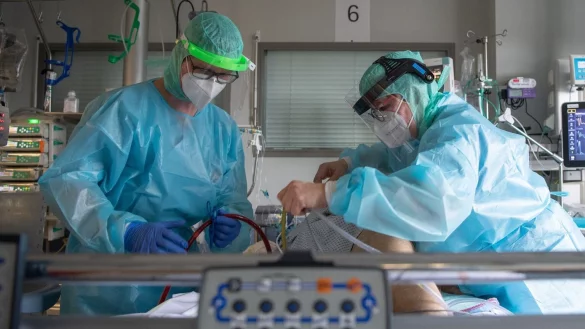 Corona-Intensivstation - &copy; Foto: Boris Roessler/dpa