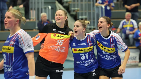 Die Freude &uuml;ber den Einzug in das Final Four ist bei den HSG Spielerinnen (von links) Laura R&uuml;ffiuex, Melanie Veith, Alexia Hauf und Ona Vegu&eacute; gro&szlig;. - &copy; Paul Cohen