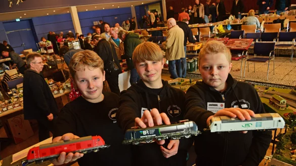 Mats Schmidt, Lucas Gores und Jannis von Boehm bauen regelmäßig in der Jugendgruppe der Eisenbahnfreunde Lippe. - © Nicole Ellerbrake