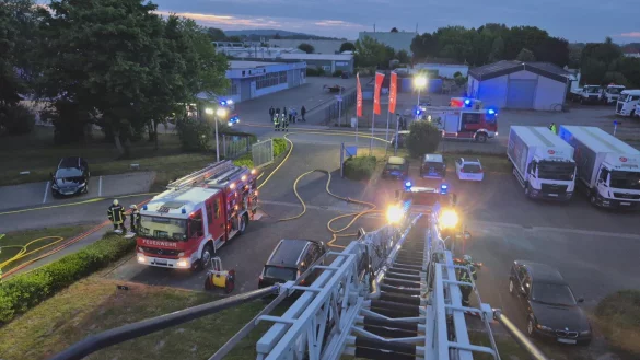 Die Feuerwehr rückt am Morgen zur Großwäscherei nach Lieme aus. - © Feuerwehr Lemgo