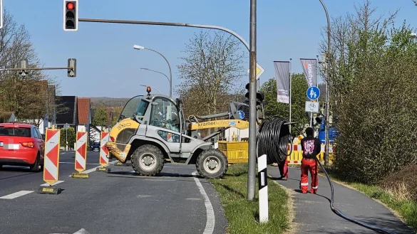 Auf einer Rolle sind 200 Meter Leerrohr. Die Glasfaserbaustelle soll voraussichtlich ab dem 22./23. April um die Ecke rücken - in den Ostring. - © Astrid Sewing