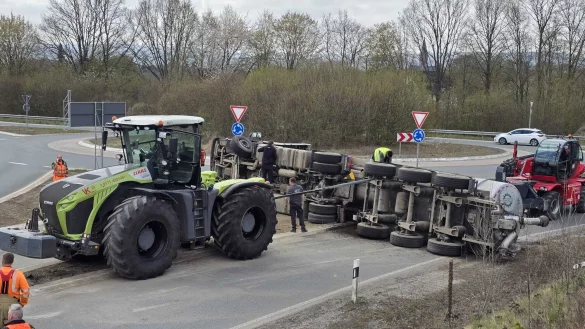 Der Versuch, den bei Steinheim verunglückten Lkw mit einem Schlepper aufzurichten, scheiterte. - © Thomas Kube