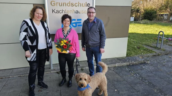 Schulleiterin Kerstin Bolling-Stock freut sich, dass Nicole Dieckmann (Mitte) nun offiziell Konrektorin der Grundschule Kachtenhausen ist. Schulrat Olaf Brodziak vom Schulamt des Kreises Lippe hat die gute Nachricht &uuml;berbracht. - &copy; Astrid Sewing