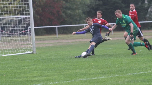 Bei str&ouml;mendem Regen setzt sich Salzuflens Angreifer Jan Linnenbr&uuml;gger gegen den D&uuml;tzener Keeper Patrick Wehmeyer durch und schiebt das nasse Leder zum zwischenzeitlichen 1:1 ein. - &copy; Dietmar Welle