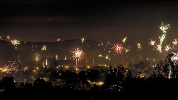 Ein prachtvolles Bild: Das Feuerwerk &uuml;ber Detmold, fotografiert 2016/17 vom Bandelberg. - &copy; Torben Gocke