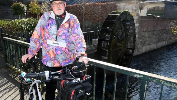 Am Fluss entlang: In Kirchborchen pausiert Radler Ralph Meyer auf der Brücke über dem Ellerbach. - © Marc Köppelmann