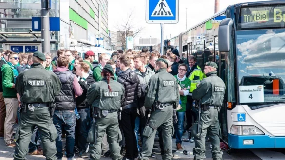 Abfahrt des Shuttle-Busses: Viele Preu&szlig;enfans ignorieren das Angebot und laufen lieber. - &copy; Christian Mathiesen