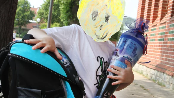 Datenschutz: Kinder auf dem Schulhof d&uuml;rfen nicht fotografiert werden. - &copy; Montage: Vera Gerstendorf-Welle