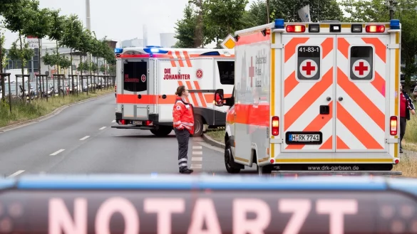 Rettungswagen im Einsatz - &copy; Foto: Julian Stratenschulte/dpa