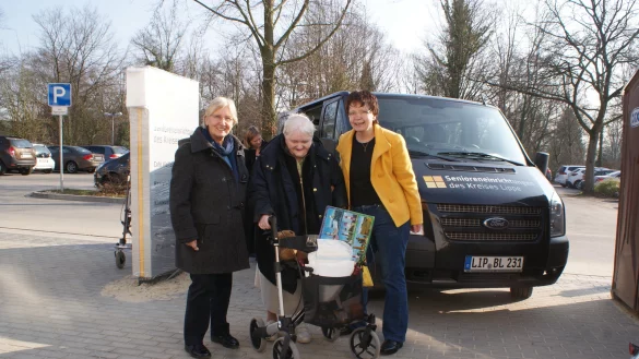 Das Bild zeigt Dorothea Ruhe mit Bewohnerin Agnes Bachmann und Helferin Helga Schwan (von rechts). - &copy; Tobias Schneider