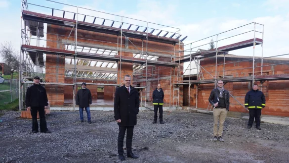 Dachdecker- und Zimmermeister Thomas Ke&szlig;ler (von links), Verwaltungsmitarbeiter Michael Bickel, B&uuml;rgermeister J&ouml;rg Bierwirth, Kai-Uwe Deilke (stellvertretender Feuerwehrleiter), Architekt Wilhelm Luft und Feuerwehrleiter Mike Mundhenke sehen sich gemeinsam die Fortschritte auf der Baustelle an.&nbsp; 

 - &copy; Michaela Wei&szlig;e