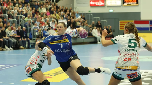 Blombergs Diana Dögg Magnusdottir mit einer ihrer typischen Szenen, hier im Spiel gegen Göppingen. - © Paul Cohen