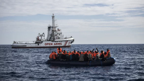 Gef&auml;hrliche Tour &uuml;bers Mittelmeer: Fl&uuml;chtlinge die auf einem Schlauchboot im Mittelmeer treiben freuen sich &uuml;ber die Ankunft eines Schiffes der spanischen Nichtregierungsorganisation Pro Activa Open Arms, im Albor&aacute;n-Meer, etwa 64 Kilometer von der spanischen K&uuml;ste entfernt. - &copy; Javier Fergo/AP/dpa