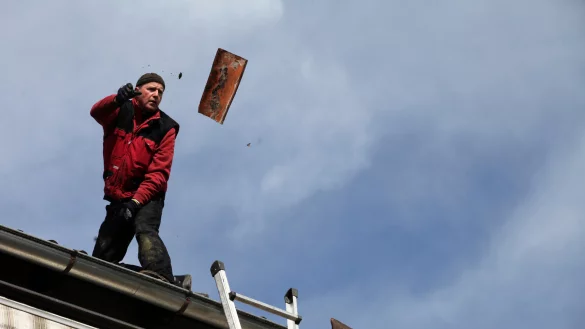 Defekte Pfannen fliegen im hohen Bogen vom Dach. - &copy; Bernhard Preuss