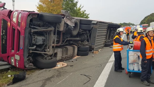Dieser Lkw kippte auf der A 2 bei G&uuml;tersloh auf die Seite. Er war mit einer Vielzahl an Whiskeyflaschen beladen. - &copy; Andreas Eickhoff