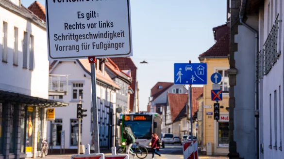 Seit dem 1. März läuft der Verkehrsversuch im Bereich der Breiten Straße. Erste Ergebnisse scheinen den Planern Recht zu geben. Der Verkehr auf Schuh- und Stiftstraße ist langsamer, kommt aber dennoch flüssig durch. - © Raphael Bartling