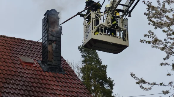 Ein brennender Schornstein hat die Feuerwehr besch&auml;ftigt. - &copy; Feuerwehr Kalletal/Horst Brinkmann