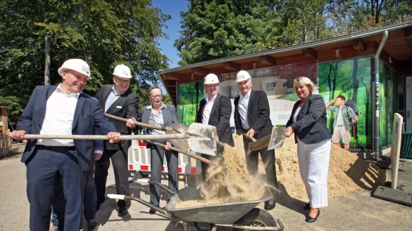 Zum Auftakt staubts:&nbsp; (von links) Ralf Noske, Peter Gr&ouml;ne, Marianne Thomann-Stahl, Arne Brand, Prof. Dr. Andreas Pinkwart und Martina Hannen beim symbolischen Spatenstich. - &copy; Bernhard Preuss