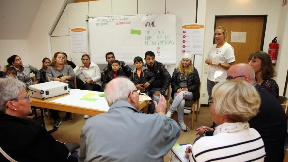 Kennenlernen in kleinen Gruppen: Nach dem Auftakt im gro&szlig;en Saal der Burgscheune zogen sich die Teilnehmer &ndash; nach Stra&szlig;enz&uuml;gen zusammengefasst &ndash; zu Workshops zur&uuml;ck, um W&uuml;nsche an ihre Stadt und Stra&szlig;e zu formulieren. Unser Bild zeigt die &bdquo;gr&uuml;ne" Innenstadtring-Gruppe, die von Jessica Keitel vom kommunalen Integrationszentrum moderiert wird. - &copy; Bernhard Preuss