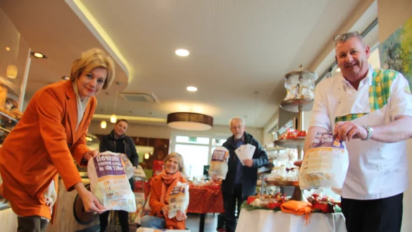 Spezielle Br&ouml;tchent&uuml;ten: (von links) Dr. Beate Sch&uuml;tz (Soroptimist Club Detmold-Lippische Rose), Gleichstellungsbeauftragte Nicole Kr&uuml;ger, Dr. Birgit Beneke (Soroptimist Club Detmold), G&uuml;nter Kuhlemann (Dr.-Ritter-Stiftung) und B&auml;ckermeister Mickel Biere. - &copy; Silke Buhrmester