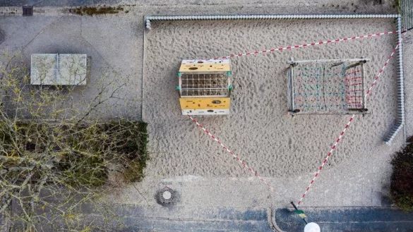 Der Spielplatz ist gesperrt - &copy; Foto: Swen Pf&ouml;rtner/dpa