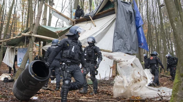 Polizeieinsatz im Dannenr&ouml;der Forst - &copy; Foto: Boris Roessler/dpa