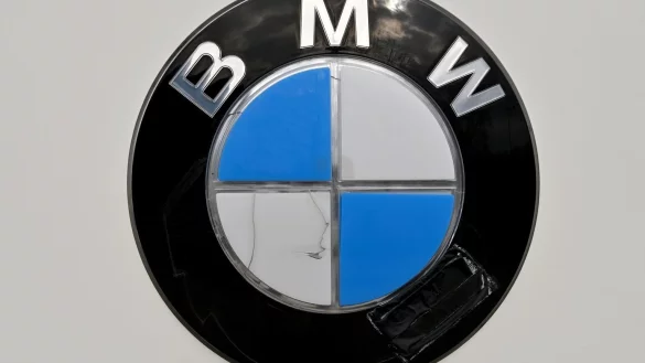 BMW-Emblem - &copy; Foto: Peter Kneffel/dpa