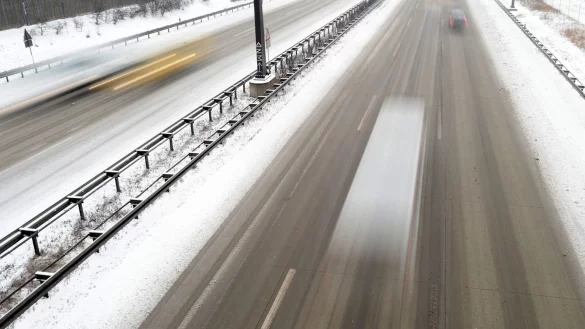 Weitgehend freie Fahrt auf den Fernstra&szlig;en - &copy; Foto: Ralf Hirschberger/dpa-Zentralbild/dpa-tmn