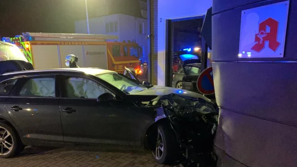 Der Audi wird durch den n&auml;chtlichen Aufprall schwer besch&auml;digt. Aber auch die Wand der Apotheke wird deformiert. - &copy; Feuerwehr Bad Salzuflen