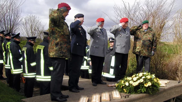 Soldaten salutieren am Weserufer für ihre toten Kameraden. Foto: Daneyko