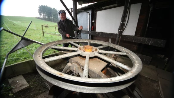 Gerhard Ridderbusch, Vorsitzender der Sternberger Wintersportfreunde, an der Liftanlage in Linderhofe. - &copy; Archivfoto Wolf Scherzer